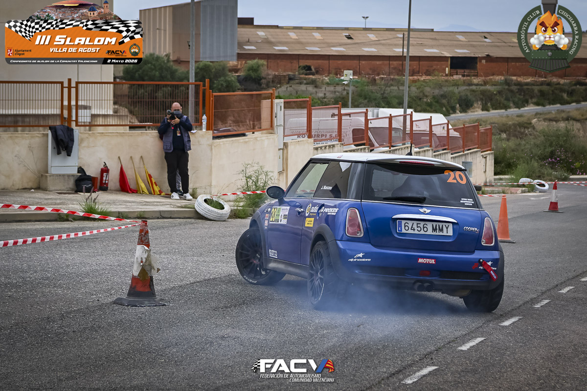 Mini Cooper derrapando